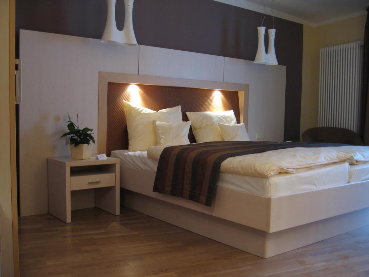 Gaestehaus Ressler Harxheim Bagian luar foto